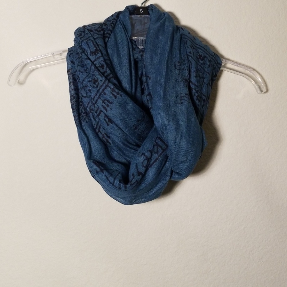 Scarf ... shoulder wrap - Picture 2 of 3
